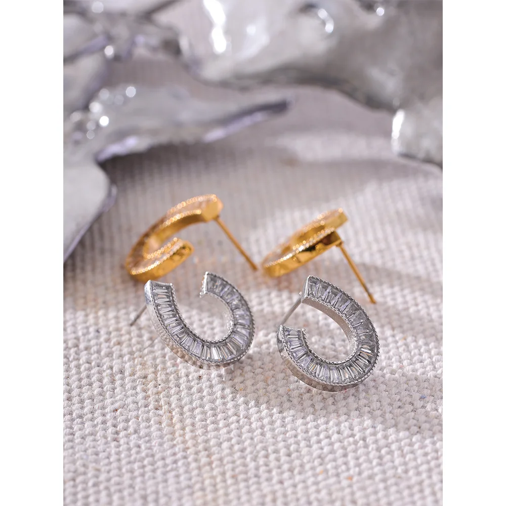 Exquisite Cubic Zirconia Stud Earrings - High Fashion - Yellow Gold Plated