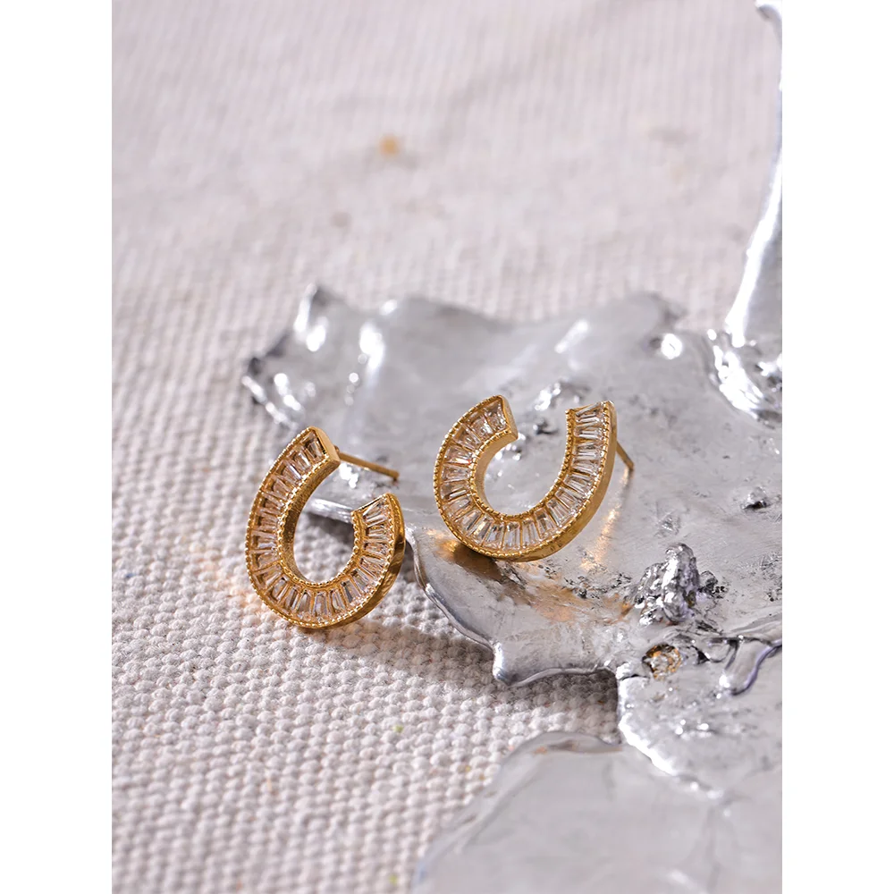 Exquisite Cubic Zirconia Stud Earrings - High Fashion - Yellow Gold Plated